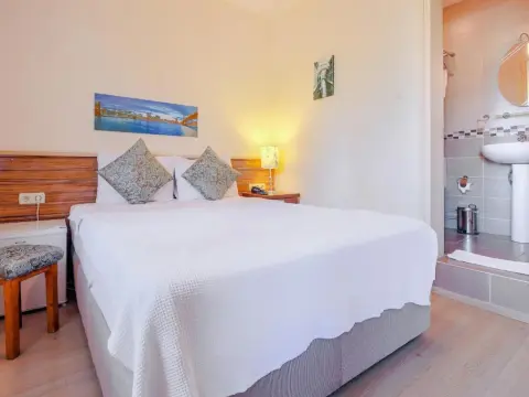 Amphora Hotel - Photo 4