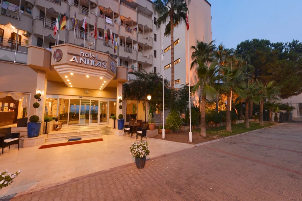 Anitas Beach Hotel