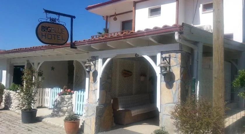 Big Blue Hotel - Photo 1