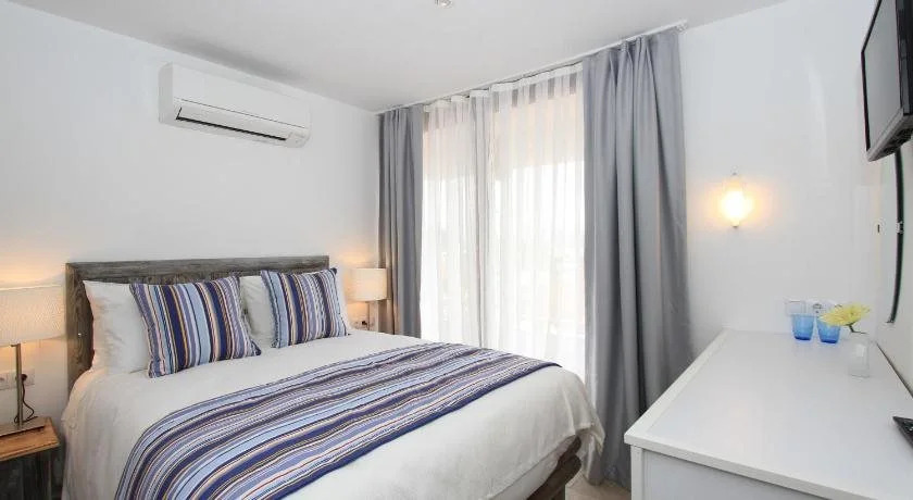 Big Blue Hotel - Photo 2