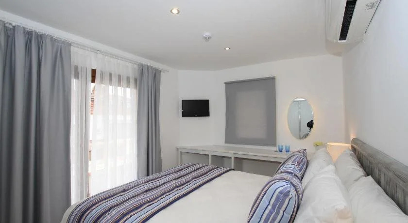 Big Blue Hotel - Photo 3