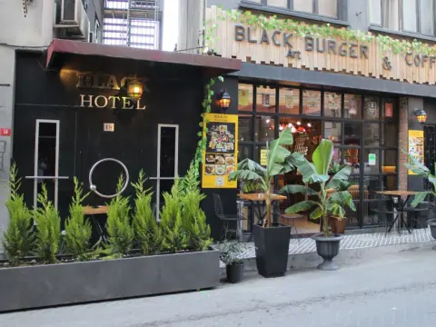 Black Art Otel - Photo 1