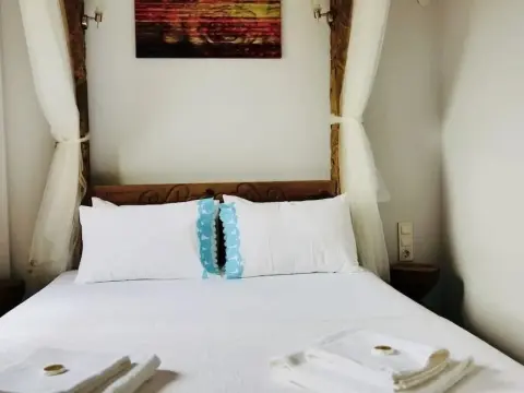 Bozcaada Iris Hotel - Photo 4