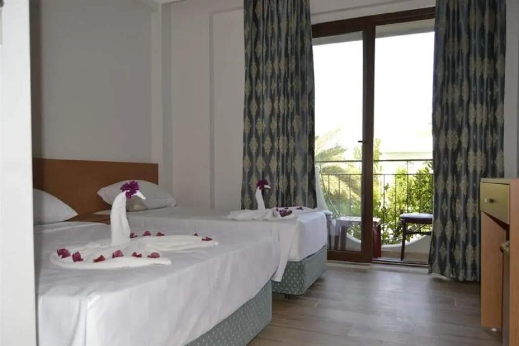 Britannia Hotel - Photo 2