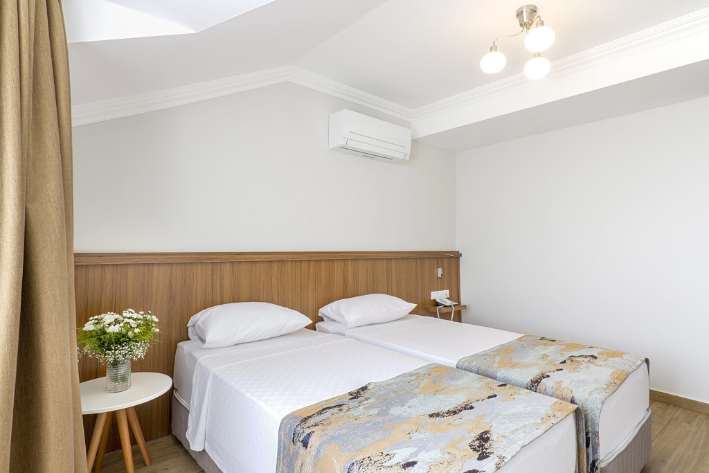 Comfort Suites - Photo 3