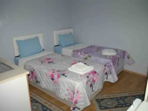 Duran Apart - Photo 1