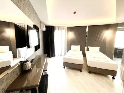 Emilia Hotel - Photo 2