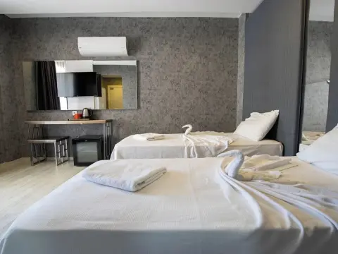 Emilia Hotel - Photo 4