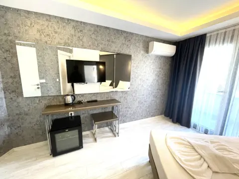 Emilia Hotel - Photo 2