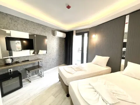 Emilia Hotel - Photo 3