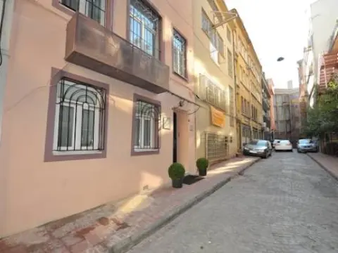 Finch Apartments - Photo 1