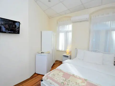 Finch Apartments - Photo 4