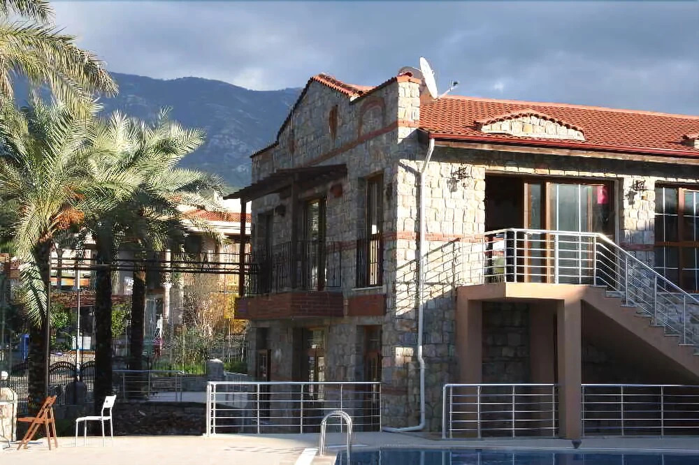 Flora Palm Resort - Photo 1