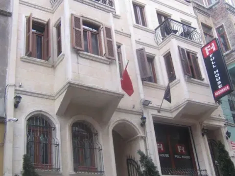 Full House Residence - Photo 1