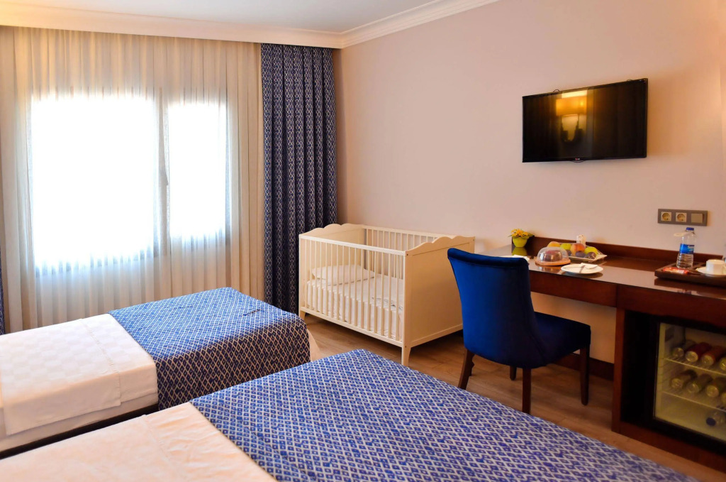 Golden Lake Hotel - Photo 3