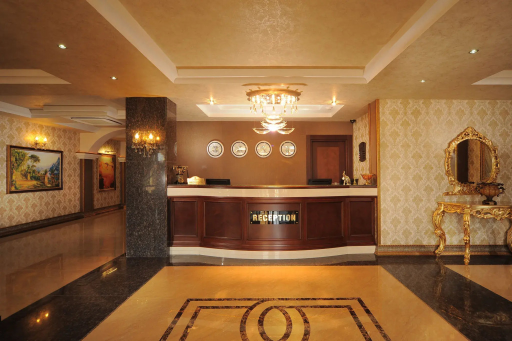 Golden Lake Hotel - Photo 2