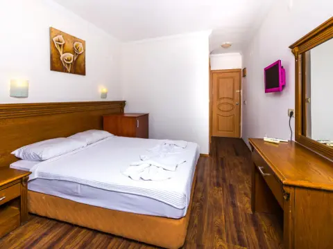 Honeymoon Hotel - Photo 2