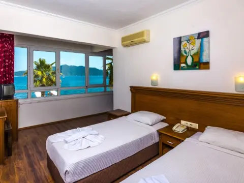 Honeymoon Hotel - Photo 3