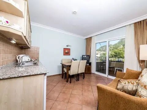 Lighthouse Apartments - Photo 3