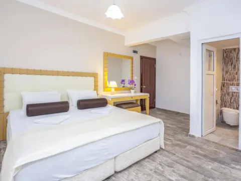 London Hotel - Photo 2