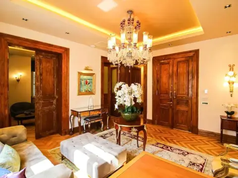 Maroon Residence - Photo 3