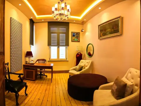 Maroon Residence - Photo 2