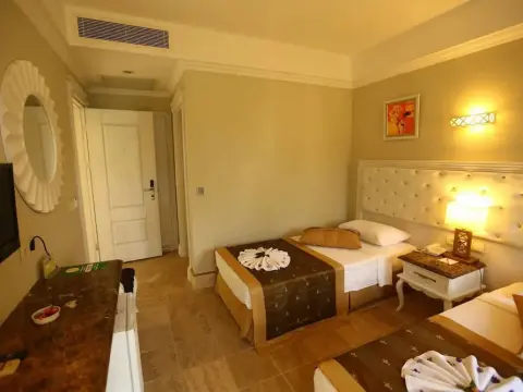 Merriment Hotel - Photo 3