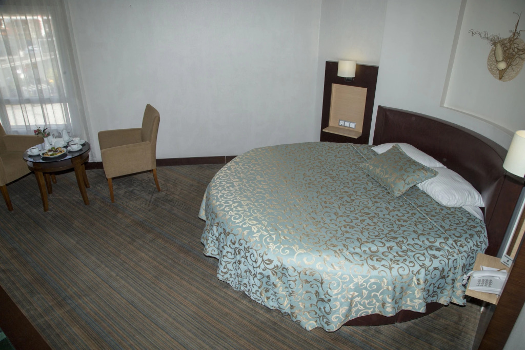 Mom Hotel - Photo 3