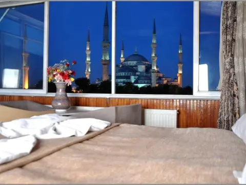 Optimist Hotel - фото 4