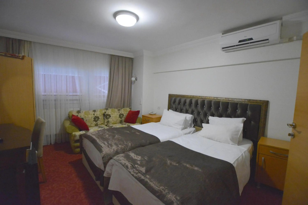 Palace Point Hotel - Photo 3