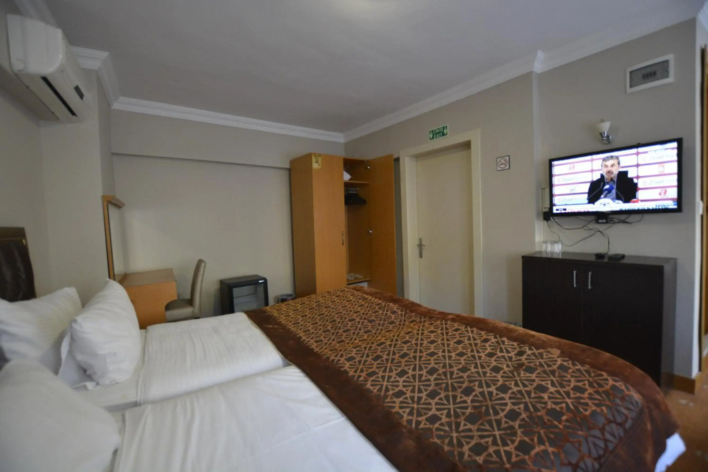 Palace Point Hotel - Photo 4