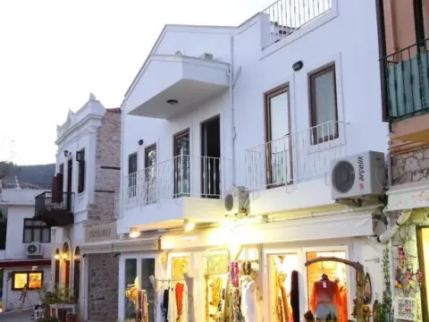 Pier House - Photo 1