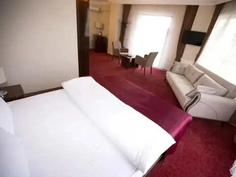 Resmina Hotel - Photo 4