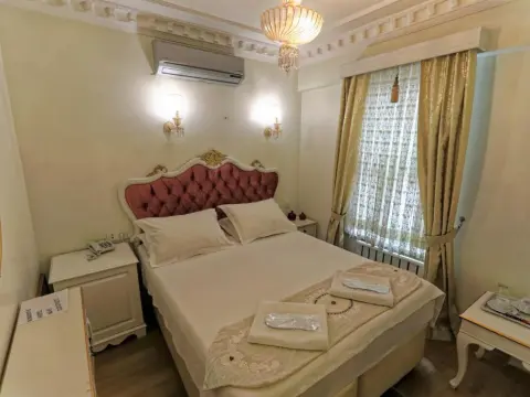 Romantic Mansion - Photo 1