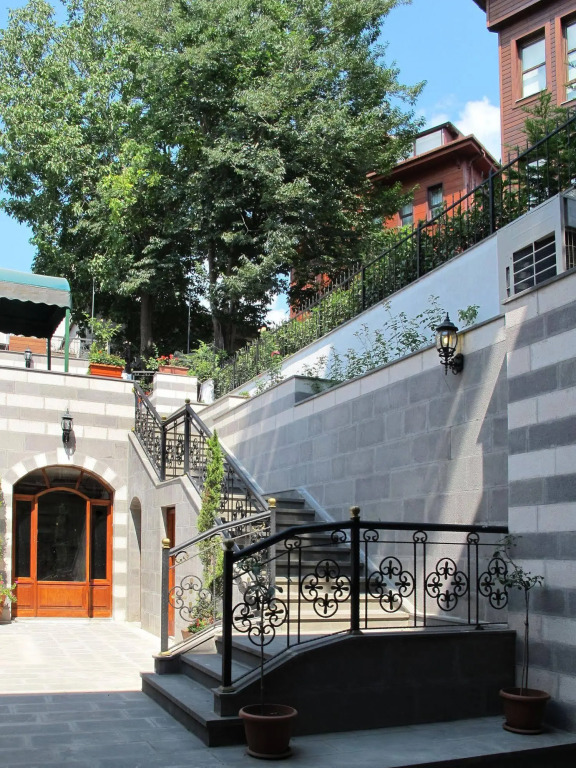 Rose Garden Suites - Photo 1