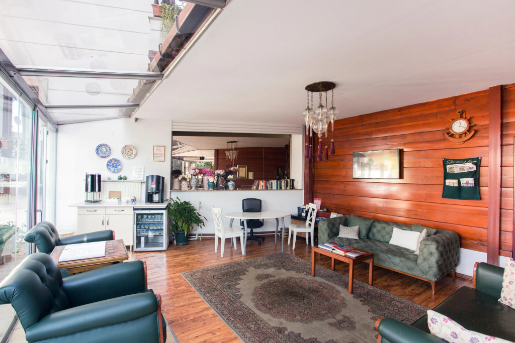 Rose Garden Suites - Photo 2