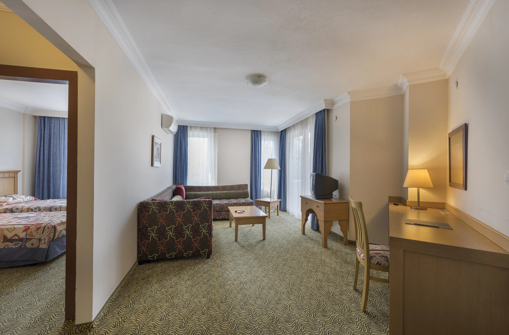 Royal Garden Suite Hotel - Photo 4