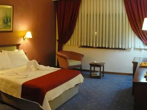 Saffron Hotel - Photo 3