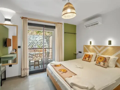 The Green Goose Hotel - Photo 4