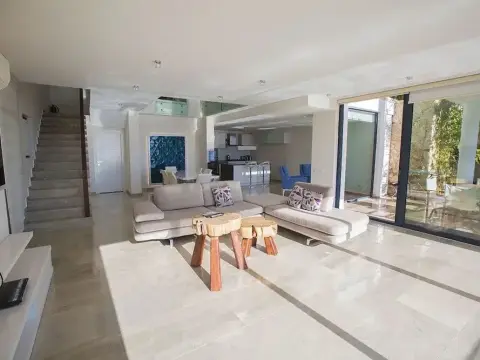 Villa Swan - Photo 1