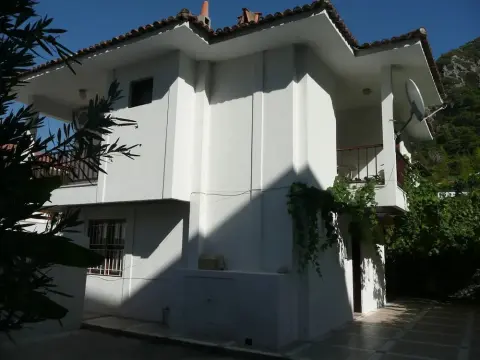 White Villa - Photo 1
