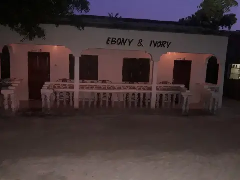Ebony & Ivory Bungalows - Photo 1