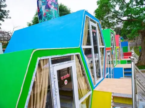 Bee House Architecture - Photo 1