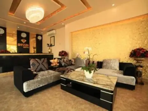 Bezel Hotel - Photo 2
