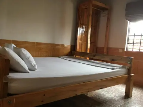 Buffalo Pub and Hostel - Photo 4