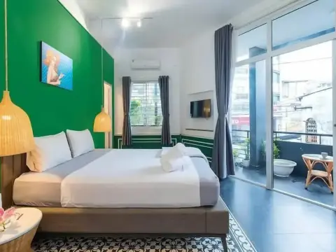 Christinas Saigon 1960s - Photo 3