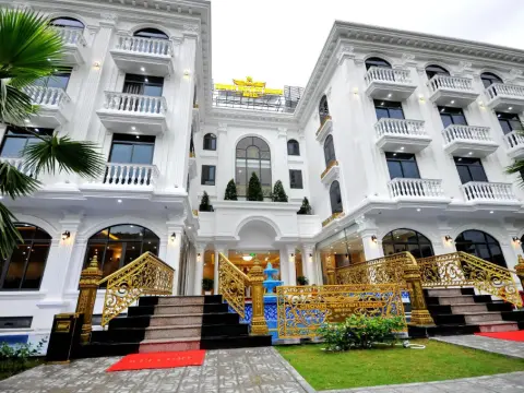 Crown Nguyen Hoang Hotel - Photo 1