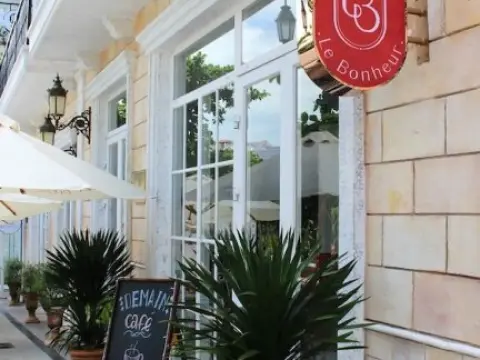 Le Bonheur Hotel - Photo 1