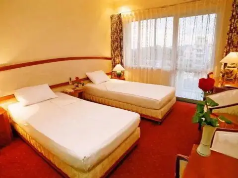 Que Huong Hotel - Photo 2