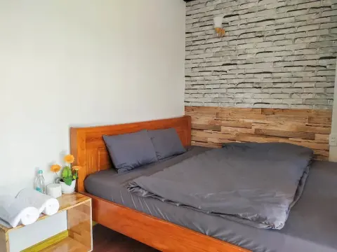 Queen Bee Hotel - Photo 3